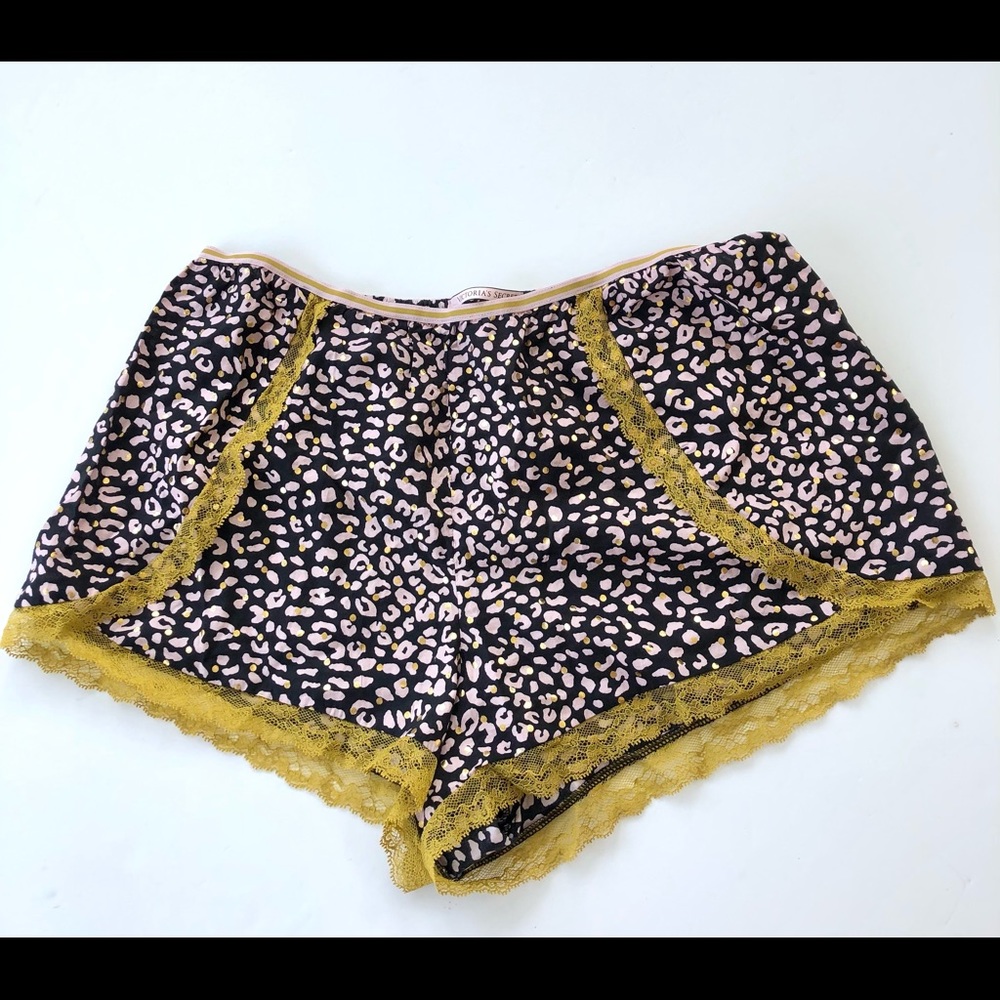 Victoria’s Secret lace accent pajama shorts M